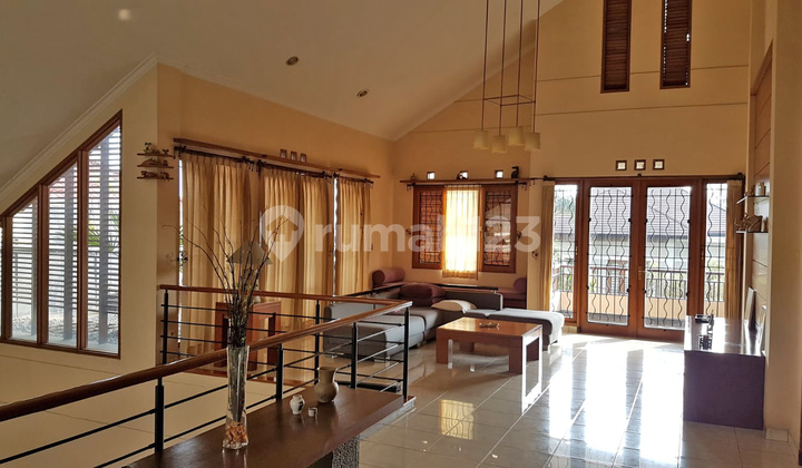 Rumah 3 Lantai Sangat Terawat Siap Huni di Setrasari Rumah 3 Lantai Sangat Terawat Siap Huni di Setrasari