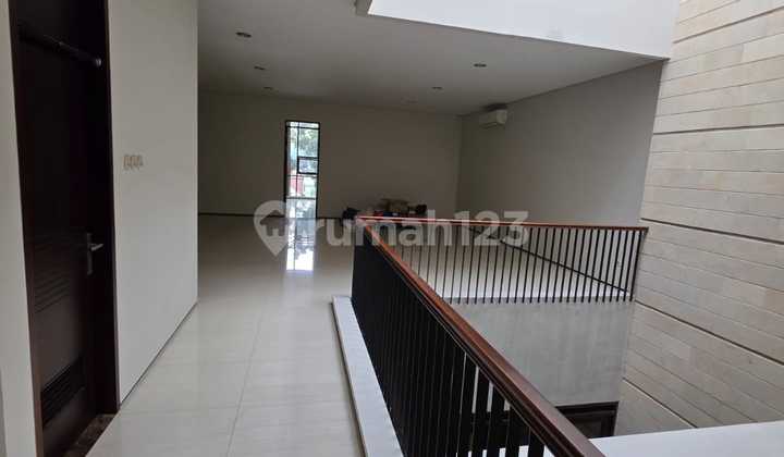 Langka Rumah di Cihampelas Jalan Utama Siap Huni  1