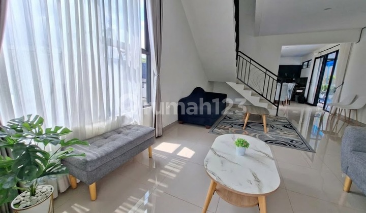 Rumah SHM Posisi Hook di Setiabudi 2 Lantai Ada Kolam Renang