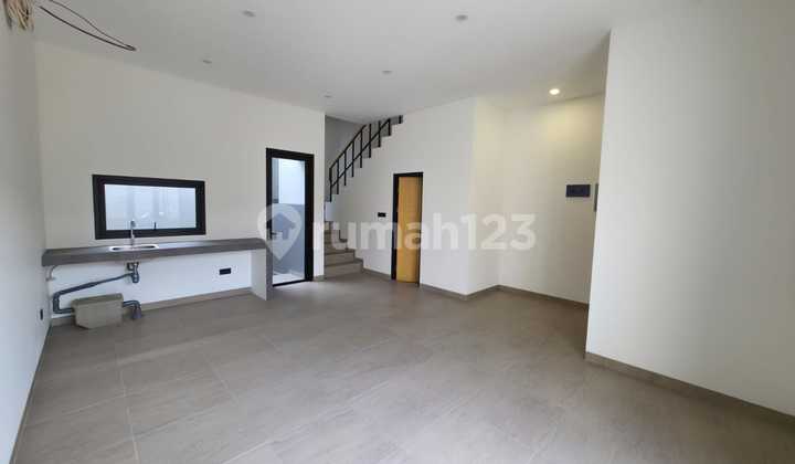 New House in a Cluster at Setraduta Near the Hand Statue 2