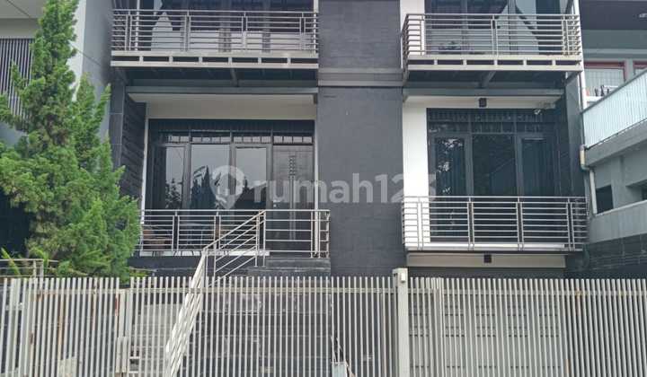 Rumah Minimalis Sangat Terawat dan Siap Huni di Setrasari 1