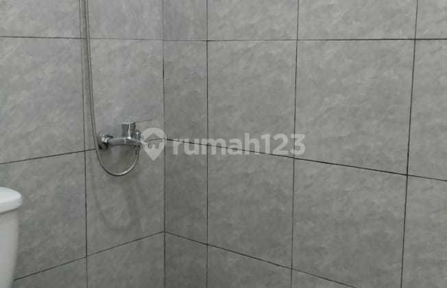 Ready-to-Occupy 2-Story House, on a Wide Road in Taman Kopo Indah 2 4