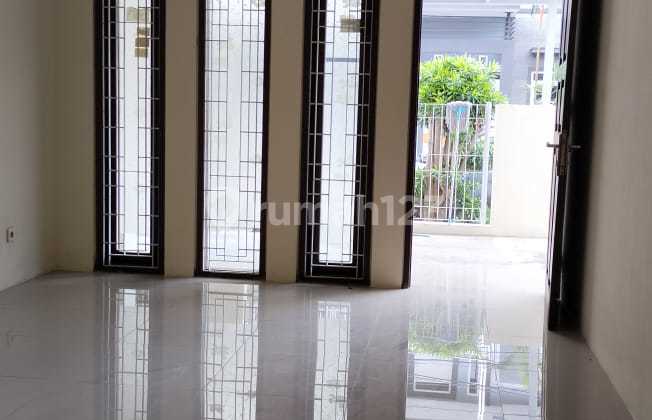 Ready-to-Occupy 2-Story House, on a Wide Road in Taman Kopo Indah 2 1