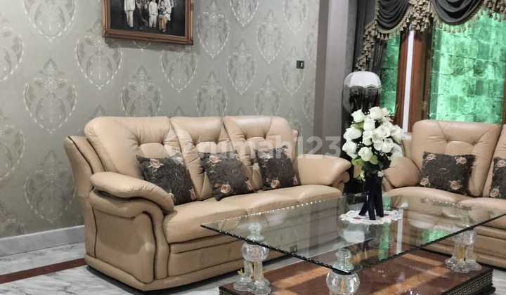 Rumah Luas Dan Mewah di Setra Duta Bandung