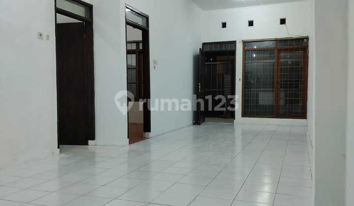 Taman Kopo Indah 2 Horse Statue House