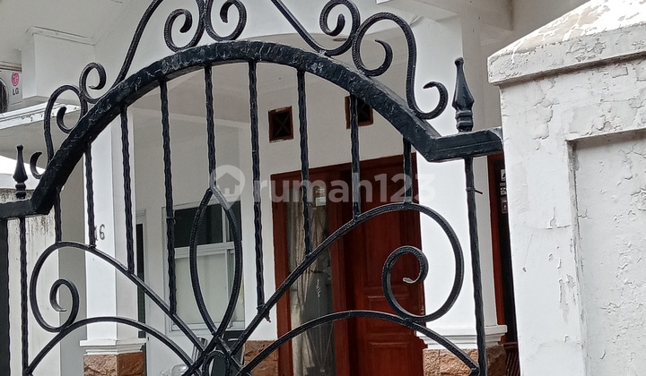 Rumah Dua Lantai Siap Huni Dekat Pasar Tradisional