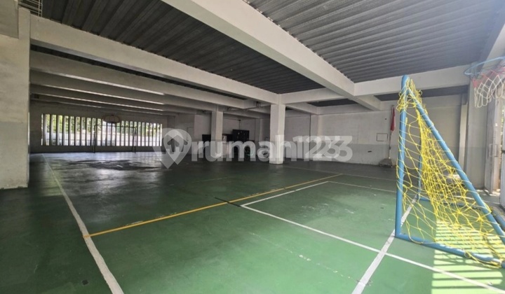 Gedung Pinggir Jalan Raya Parkir Luas Bebas Banjir.