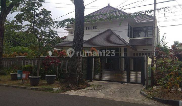 Rumah 2 Lantai Bagus Furnished SHM di Sayap Riau, Bandung 1