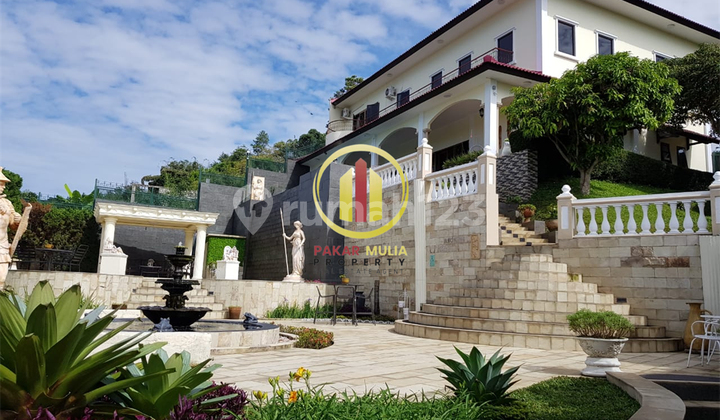 Villa Furnish Mewah ada kolam Renang di Lembang Bandung