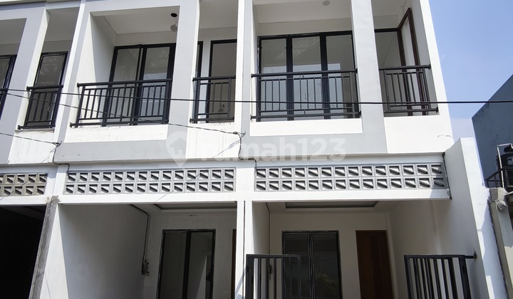 Rumah Baru 3 Lantai Strategis Dekat Taman Semanan Indah, Cengkareng 2