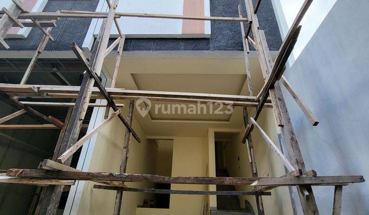 Dijual cepat Runah baru 3 lantai dengan rooftop di Kebun Jeruk 2