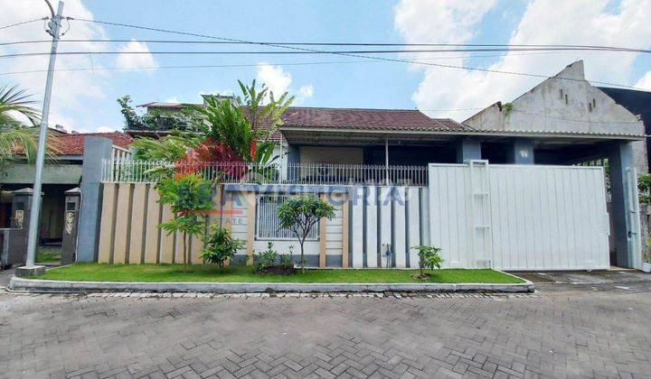 Rumah Besar Di Lingkungan Tenang Dekat Masjid 1