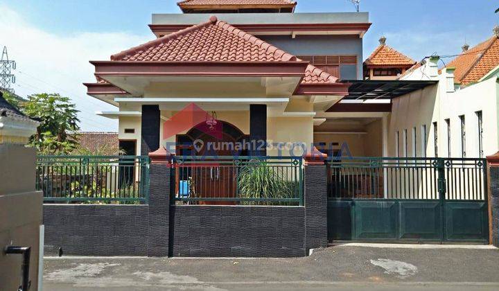 Rumah cantik berkonsep villa di Dewi Sartika Batu 1