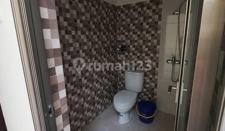 rumah baru 2 lantai di Graha Valensia dekat Binus