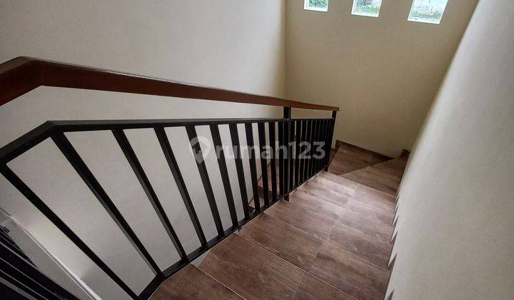 rumah baru 2 lantai di Graha Valensia dekat Binus