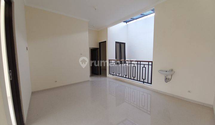 rumah baru 2 lantai di Graha Valensia dekat Binus