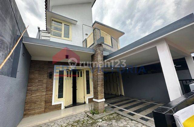 Dijual rumah semi furnish banyak kamar di Araya Depan 2