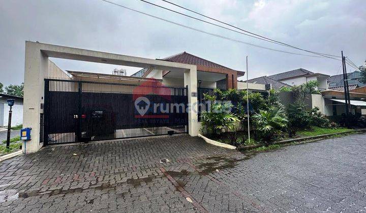 Rumah cantik dan besar di lokasi elite Araya 1