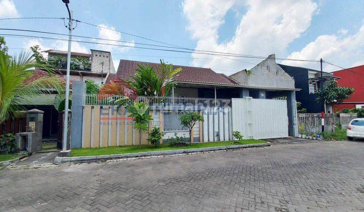 Rumah Besar Di Lingkungan Tenang Dekat Masjid 2