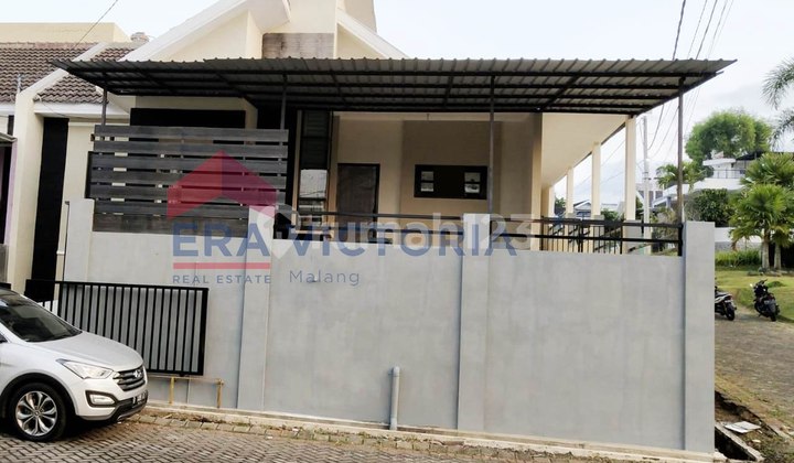 Corner House with 4 Bedrooms Near The Oz and Elpico Tidar Corner House with 4 Bedrooms Near The Oz and Elpico Tidar