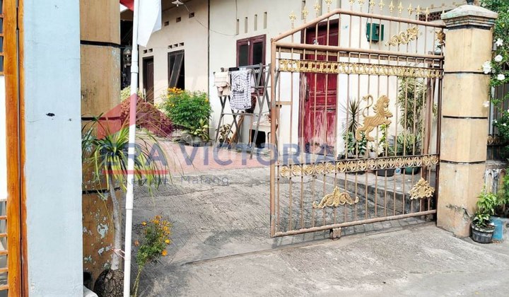 House in a Very Strategic Location Suitable for Business in Mojokerto 2