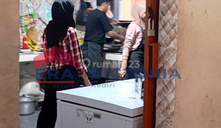 Ruang Usaha DIJUAL Di wilayah Bujel, Mojoroto Full Furnished sekaligus usaha angkringan dan terdapat 1 dapur 3 menit dari Universitas Nusantara PGRi, 5 menit dari Universitas Kadiri, SMA N 1,2 Kediri, SMAK Agustinus 2