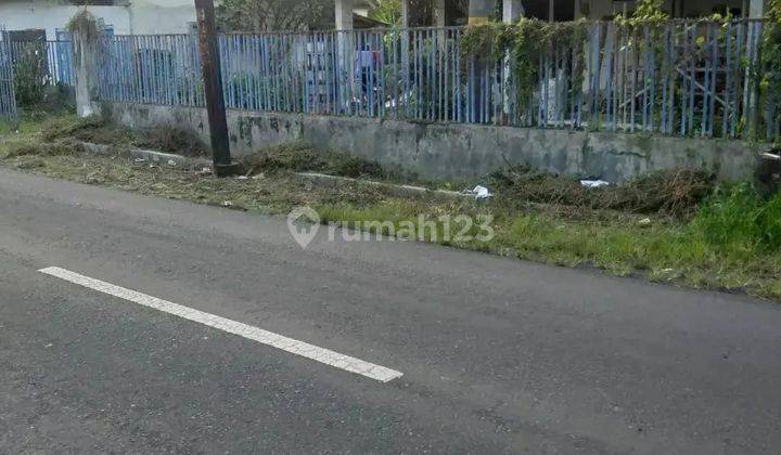 Tanah luas ada bangunan rumah dekat dg sekolah dasar kantor desa dan kantor camat dihitung harga jual tanah saja 1