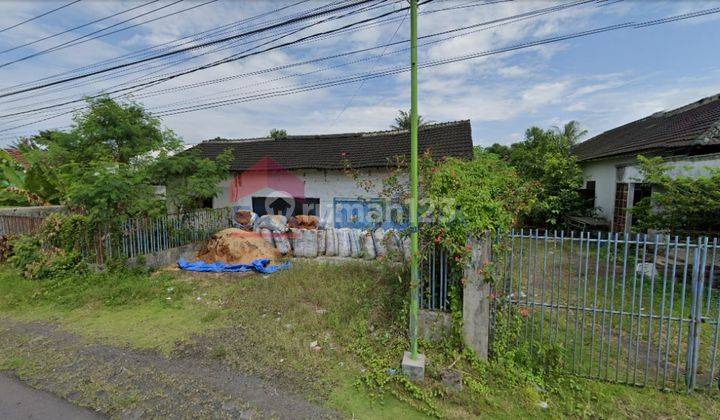 Rumah DIJUAL ada tokonya terpisah, bersebelahan dengan SDN 1 Bulurejo, 50 meter ke masjid, 200 meter ke kantor desa. Terdiri dari 2 SHM 2