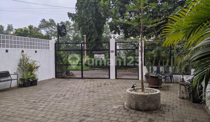 Nice House. The 2nd floor can be used for a Restaurant/Cafe and a Boarding House. 2