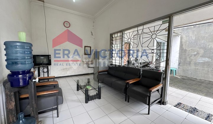 Lokasi Depan Perumahan Srimaya, Strategis ditepi jalan ramai, area banyak perumahan Ruang Usaha Ex Bengkel Beserta Perlengkapannya, bisa langsung dipakai usaha salon mobil atau usaha lainnya. Hitungan Tanah, Bisa dibangun ruko 10 unit lebar 4 meter (opsi  2