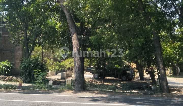 Land in the Sukomoro Area can be used for warehouses. It can also be used to build houses.