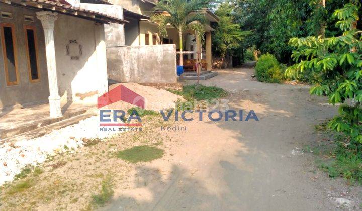 Dijual Tanah di Ds Punjul, Plosokelaten Kediri berada di lingkungan yang sudah berkembang, dikelilingi oleh rumah-rumah dengan akses listrik yang telah tersedia 2