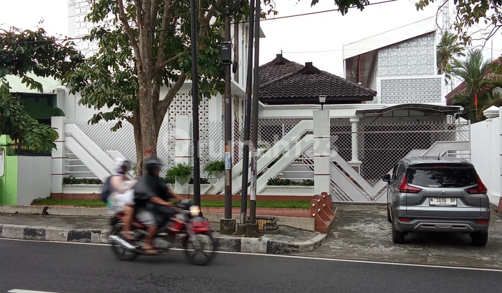 Vip Boarding House in Blitar City Plus Main House 2