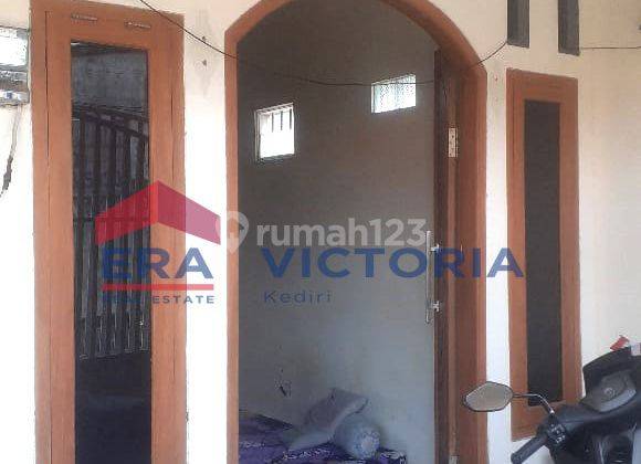 Rumah DIJUAL Daerah Mojoroto Kediri 1 menit dari Taman Sekartaji, 2 menit dari Pasar Bandar, SMAN 1,2,7 Kota Kediri, SMAK ST Agustinus, SMA Muhamadiyah, SMPN 4,8 Kota Kediri 2