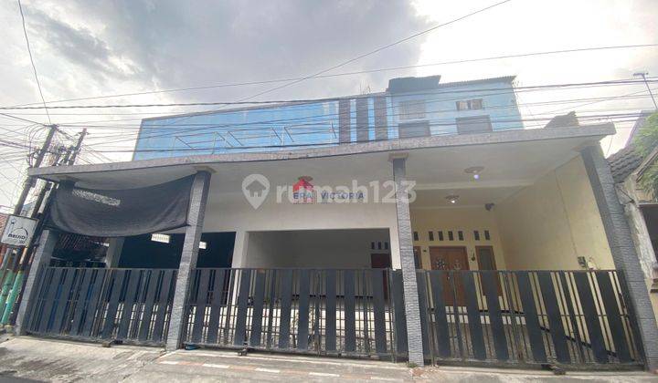 Dijual Rumah di Dalam Perumahan, Berada Dijalan Utama, Hook Jalan, Ditengah Kota Kediri, Bisa Dipakai Usaha Perdagangan Atau Kantor. Lantai 2 Dinding Belum di Plaster 1km di Kamar Tidur Utama  1