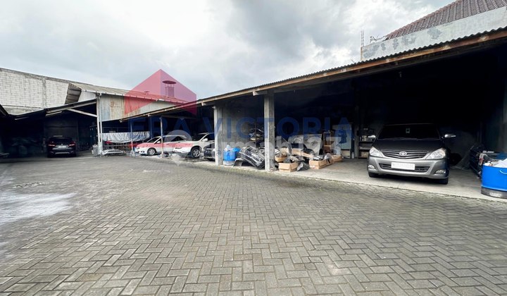 Lokasi Depan Perumahan Srimaya, Strategis ditepi jalan ramai, area banyak perumahan Ruang Usaha Ex Bengkel Beserta Perlengkapannya, bisa langsung dipakai usaha salon mobil atau usaha lainnya. Hitungan Tanah, Bisa dibangun ruko 10 unit lebar 4 meter (opsi  1