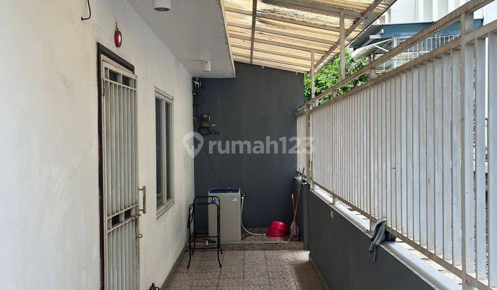 Rumah Mewah Luas 295m 3 Lantai Semi Furnish Pik1, SHM Murah 2