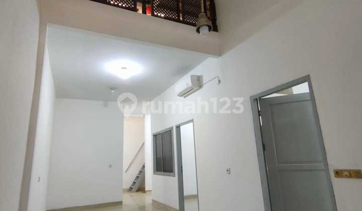Rumah Berlokasi Strategis 5 Menit ke Stasiun Taman Kota di Kembangan Jakarta Barat