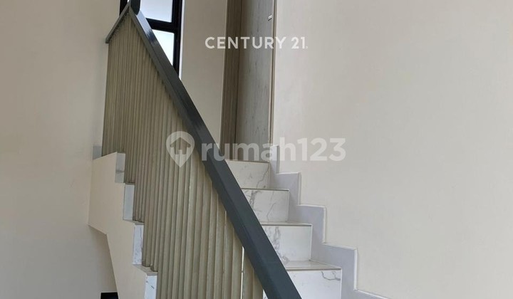 Rumah 3 Lantai Minimalis Akses Mudah di Cluster Semayang Cakung 2