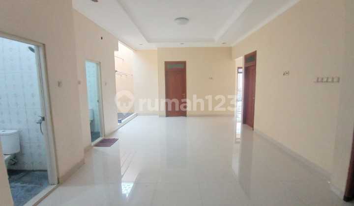 Disewakan Rumah 2Lantai Rapih di Kampung Ambon 2