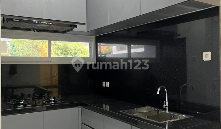 Disewakan Hanya ada 1 unit Rumah Baru di utan kayu utara, jakarta timur 2
