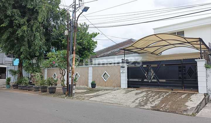 Beautiful 2-story house for rent, large, semi-furnished in an elite area with a serene, safe, and comfortable environment in Kayu Putih, East Jakarta.