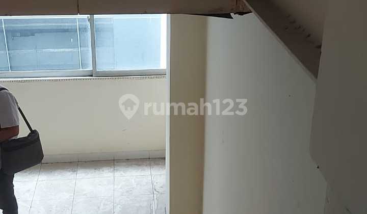 For Sale Fast Cheap 4-Storey Shop House Below NJOP Location in Hayam Wuruk - Central Jakarta 2