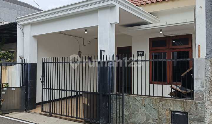 Di Sewakan Rumah di Kusen Kayu Putih Jakarta Timur Siap Huni Minimalis