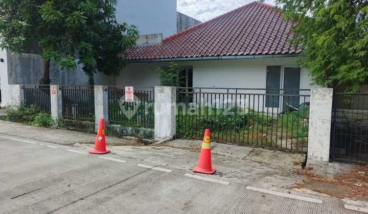 Old House for Rent in Kayu Putih, Suitable for Mbg or Office 2