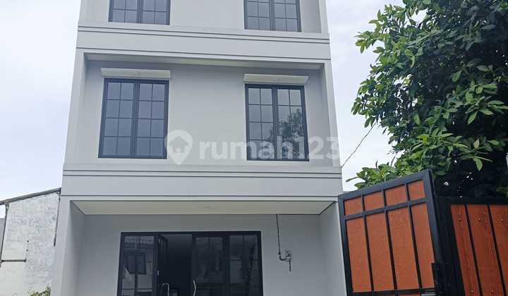 For Rent 3-Story Shop House in Kayu Putih, East Jakarta, Suitable for Office.