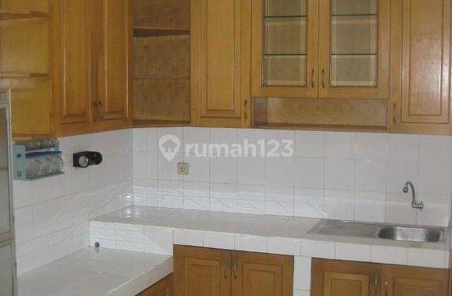 dapur rumah 2 lantai di taman