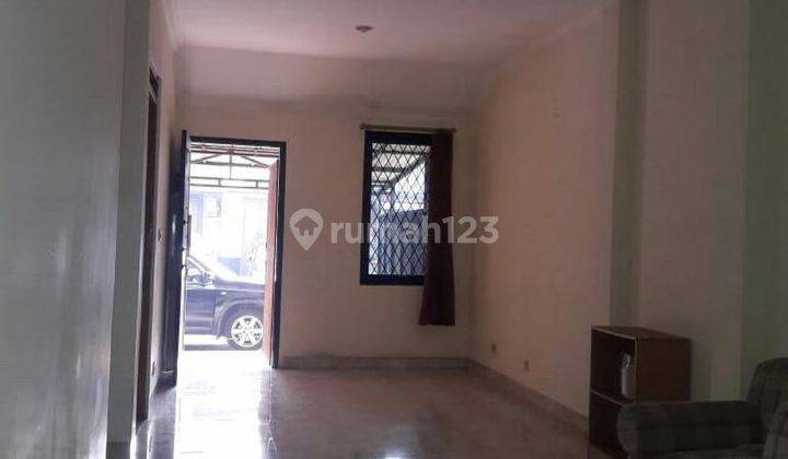 ruang tamu rumah 2 lantai di taman
