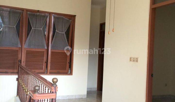 foto lainnya rumah 2 lantai di taman