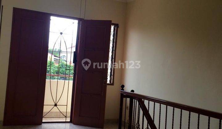 ruang tamu rumah 2 lantai di taman
